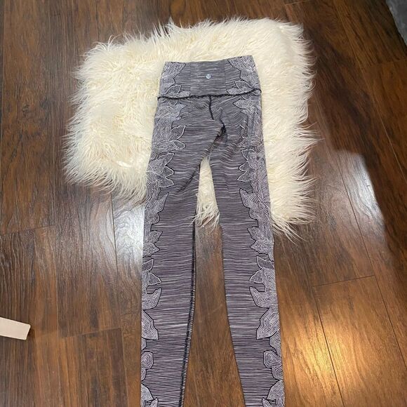 Lululemon Wunder Under Pant Grey Floral
Dottie Tribe leggings size 4 - Picture 7 of 10